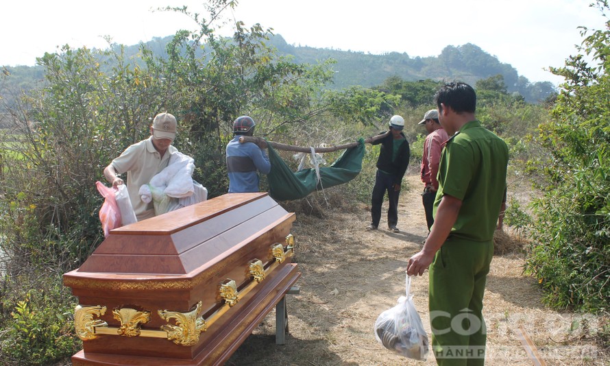 Cơ quan chức năng đưa thi thể nam thanh niên từ đồi thông về nghĩa trang thôn Bảo Thuận để mổ tử thi.