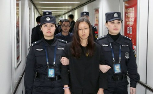 Fu Yaobo (sau) và Zhang Qingzhao (trước) bị bắt vì cáo buộc biển thủ công quỹ. Ảnh: Reuters