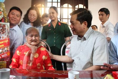 Bí thư Đinh La Thăng trong buổi thăm Mẹ Việt Nam Anh hùng ở Củ Chi