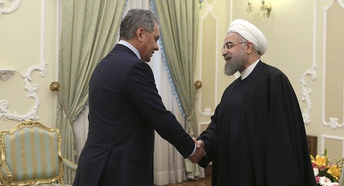 Bộ trưởng Quốc phòng Nga Sergei Shoigu (trái) và Tổng thống Iran Hassan Rouhani tại Tehran. Ảnh: AFP