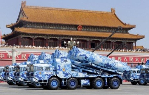 Xe quân sự chở tên lửa đi qua Quảng trường Thiên An Môn, Trung Quốc, trong lễ duyệt binh kỷ niệm 70 năm thế chiến II kết thúc tại châu Á. Ảnh: Reuters