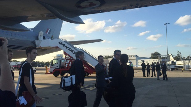 Max Key xuống máy bay trong chuyến bay cùng cha là Thủ tướng New Zealand John Key tới Úc. (Ảnh: Stuff)