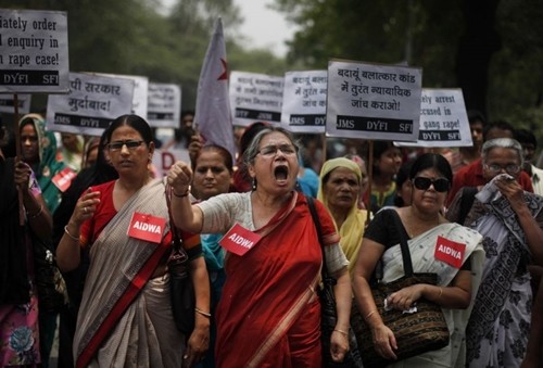Một cuộc biểu tình phản đối tấn công tình dục ở New Delhi, Ấn Độ. Ảnh: AP.