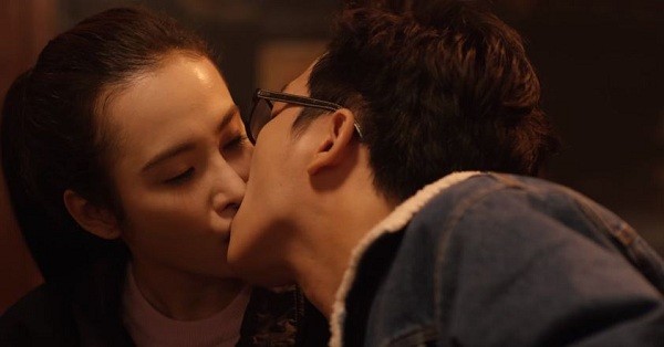 Angela Phương Trinh và Trường Giang hôn nhau ở quán bar trong dự án phim mới của đạo diễn Đức Thịnh. 