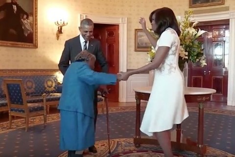 Cụ Virginia McLaurin dạy điệu nhảy cổ cho Tổng thống và Đệ nhất phu nhân Mỹ / Ảnh: The White House