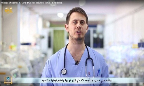 Bác sĩ người Australia gia nhập IS vào tháng 4/2015 (chụp màn hình video tuyên truyền của IS). Ảnh: Le Figaro