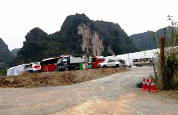 Các trang thiết bị, đồ dùng, dụng cụ sinh hoạt... phục vụ cho đoàn làm phim được hàng chục xe tải cỡ lớn chuyển đến Ninh Bình trong ngày 26/2 (ảnh: ĐD)