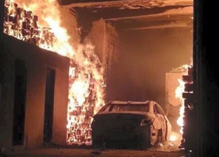 Nhà và xe cùng cháy rụi sau khi bị chú chuột chạy vào.