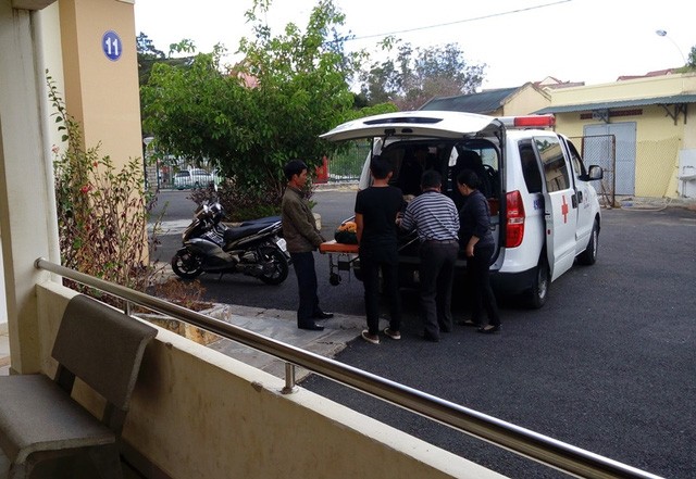 Xe y tế đưa thi thể 3 du khách nước ngoài về Viện pháp y TP Hồ Chí Minh.