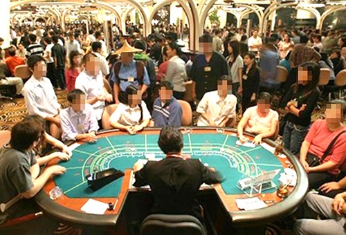 Bên trong một casino tại Campuchia, nhiều người đang tham gia sát phạt