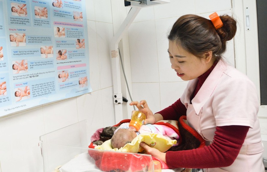 Bác sỹ Trần Thị Ngân (Khoa Sản) đang chăm sóc trẻ sơ sinh non yếu.