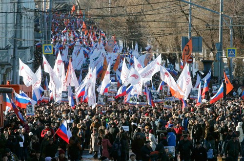 Hàng nghìn người tuần hành qua trung tâm Moscow để tưởng nhớ ông Nemtsov. Ảnh: Reuters