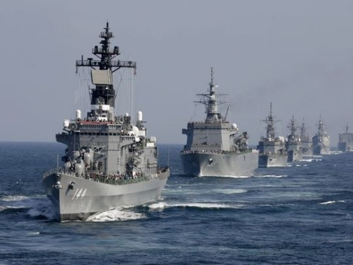 Các tàu chiến Nhật duyệt đội hình ở vịnh Sagami năm 2015. Ảnh: AFP