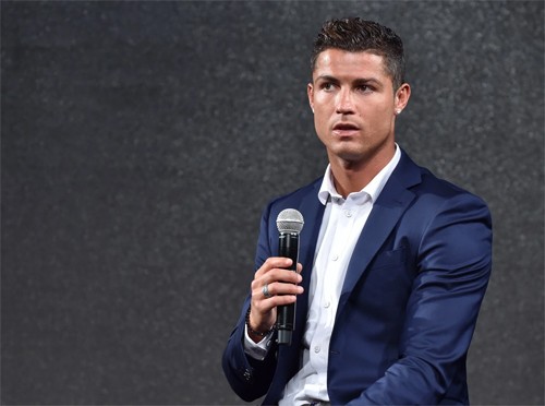 Ronaldo luôn tự hào về vẻ đẹp trai, sự giàu có và chơi bóng giỏi. Ảnh: Reuters