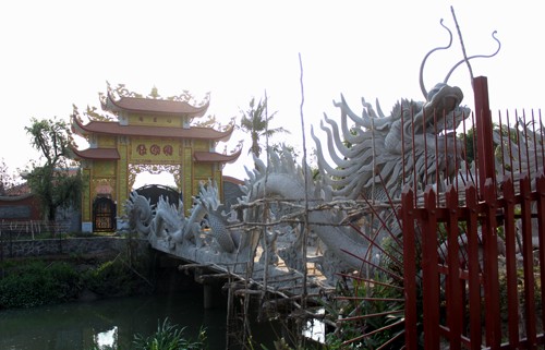 Cổng chính nhà thờ tổ nghiệp của Hoài Linh với cặp rồng áng ngữ lối ra vào. Ảnh: Duy Trần