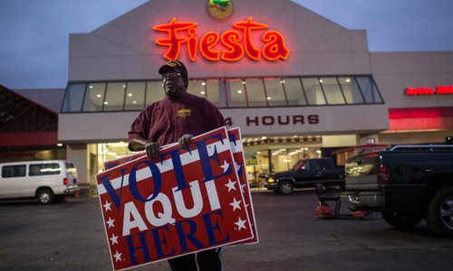 Một người Mỹ cầm tấm biển kêu gọi mọi người đi bỏ phiếu trong ngày Siêu Thứ ba. Ảnh: AP
