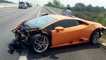 Chiếc Lamborghini màu cam gặp nạn trên cao tốc Long Thành.