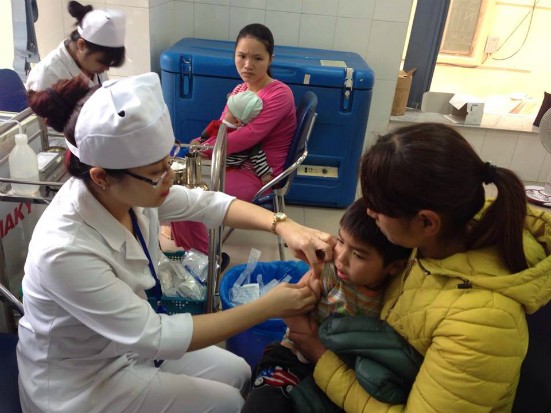 Trẻ tiêm phòng tại Trung tâm y tế dự phòng Hà Nội. Ảnh: Lê Nga.