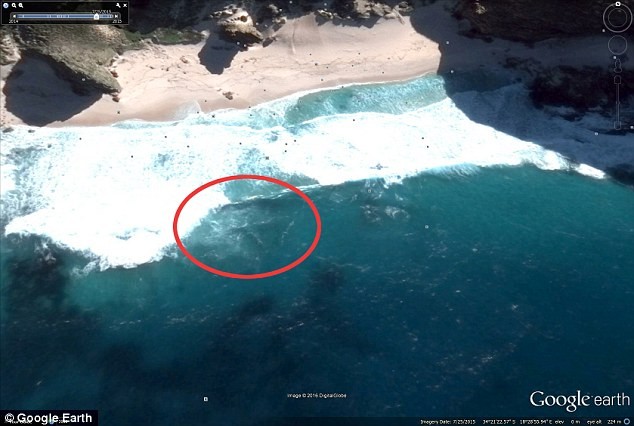 Bóng nghi là của máy bay Boeing 777 dưới đáy biển gần Mũi Hảo Vọng qua ảnh vệ tinh của Google Earth.
