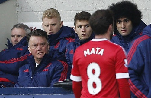 Louis Van Gaal ngước nhìn Mata rời sân. Ảnh: Reuters.