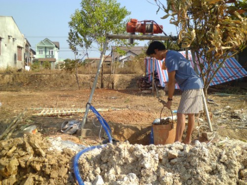 Người dân thuộc khu phố Phú Thịnh, phường Tân Phú, thị xã Đồng Xoài đào giếng để lấy nước dùng cho sinh hoạt.