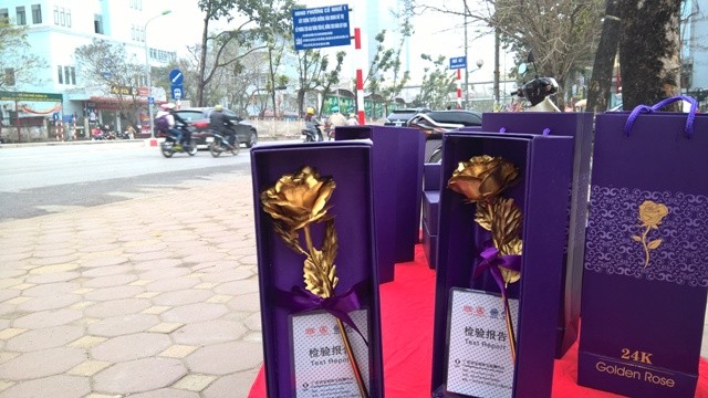 Bông hồng vàng được quảng cáo là hồng vàng 24K có giá siêu rẻ bán vỉa hè Hà Nội.