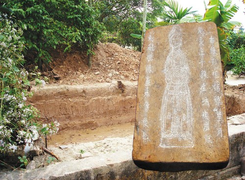 Hố khai quật và viên gạch của khắc hình tượng bà Bùi Thị Hý. Ảnh từ bảo tàng tình Hải Dương.