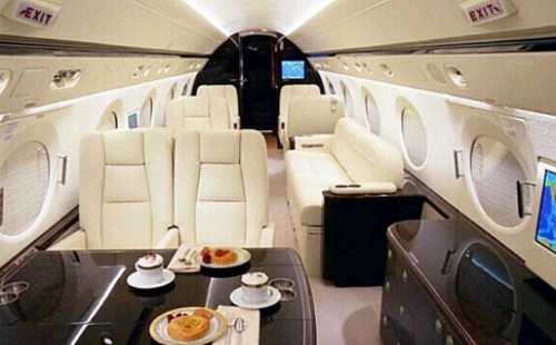 Quan chức vòi vĩnh doanh nghiệp để được "tặng" máy bay riêng. Ảnh minh họa: Deerjet.com