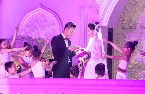 Thùy Linh bất ngờ trước màn biểu diễn của chồng trong đám cưới.