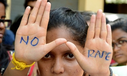 Sinh viên Ấn Độ tham gia biểu tình phản đối hiếp dâm ở Hyderabad tháng 9/2013. Chữ trên tay là "phản đối cưỡng hiếp". Ảnh: AFP.