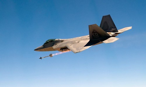 Tiêm kích F-22 Raptor phóng tên lửa. Ảnh: USAF