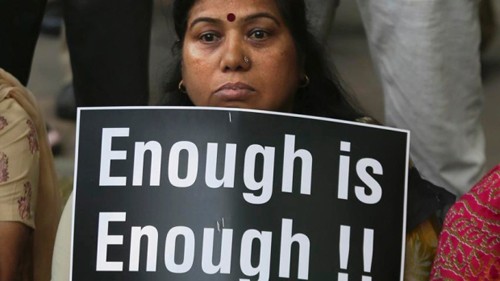 Một phụ nữ tham gia cuộc biểu tình chống nạn cưỡng hiếp phụ nữ ở Ấn Độ. Ảnh: CBC