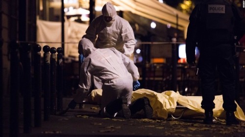 Giới chức làm việc bên thi thể nạn nhân vụ khủng bố Paris. Ảnh: AP