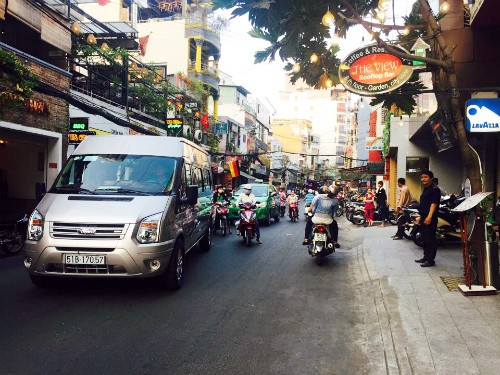 Ôtô bị cấm dừng, đỗ ở khu phố Tây của Sài Gòn. Ảnh: Thảo Nghi
