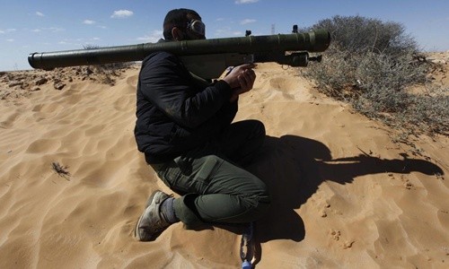 Tay súng nổi dậy ở thị trấn Ras Lanouf, Libya, vác trên vai tên lửa phòng không SA-7. Ảnh: AP