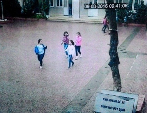 Hình ảnh 4 nữ sinh lớp 5 ở Hà Nội lẻn ra khỏi trường để đi tìm việc làm và được ghi lại qua camera (ảnh: An ninh thủ đô)