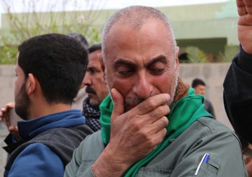 Cha của bé Fatima Samir khóc trong tang lễ của con. Ảnh: AFP