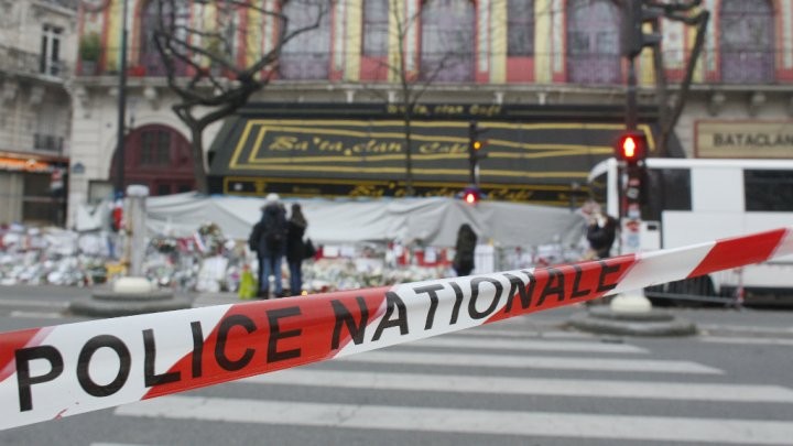 Hiện trường vụ tấn công nhà hát Bataclan ở Paris tháng 11/2015. (Ảnh: AFP)