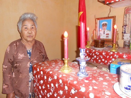 Mẹ Ngò bên di ảnh liệt sĩ Nguyễn Bá Cường