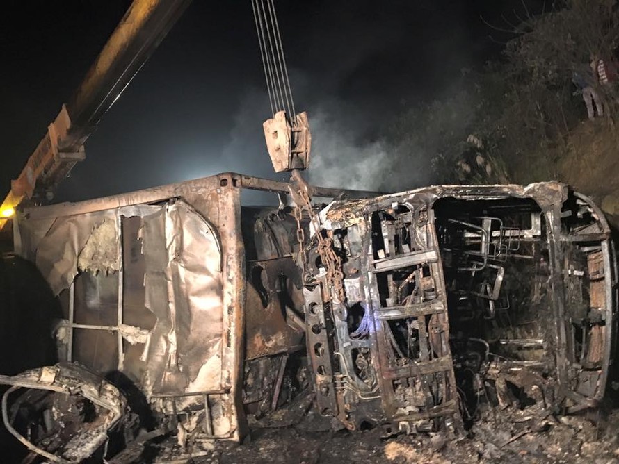 Chiếc xe bồn cháy vụn sau vụ tai nạn thảm khốc