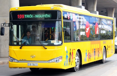  Xe buýt chất lượng cao từ sân bay Tân Sơn Nhất vào trung tâm thành phố được đưa vào khai thác sáng 16/3. Ảnh: Hữu Công
