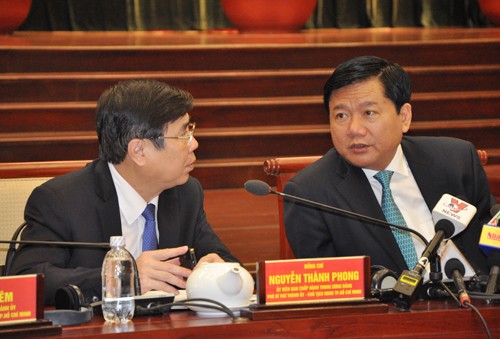 Bí thư Đinh La Thăng và Chủ tịch Nguyễn Thành Phong trong buổi họp sáng nay. Ảnh: LC.