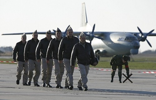 Phi công Nga từ Syria trở về một căn cứ không quân ở vùng Krasnodar, Nga, ngày 16/3. Ảnh: AFP.