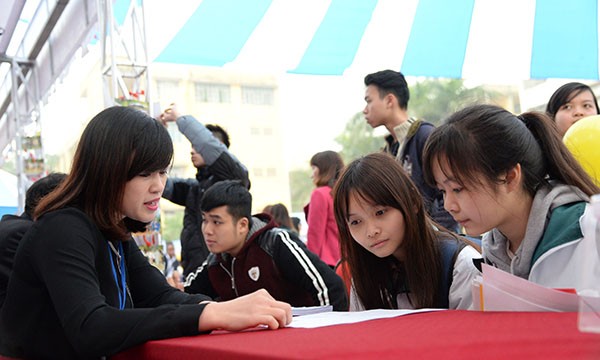 Cán bộ tuyển sinh trường ĐH Hà Nội đang tư vấn ngành cho thí sinh