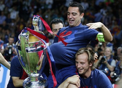 Xavi (giữa) cùng Barca giành Champions League năm ngoái. Ảnh: Reuters