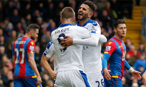 Mahrez chia vui với Jamie Vardy sau bàn thắng quý giá mang về ba điểm cho Leicester. Ảnh: AFP.