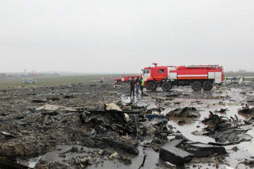 Mảnh vỡ máy bay nằm la liệt trên mặt đất. Ảnh: Reuters