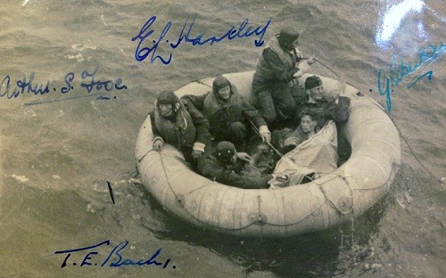 Bức ảnh đen trắng chụp lại thời điểm 6 phi công được Hải quân Hoàng gia Anh tìm thấy. Ảnh: BNPS