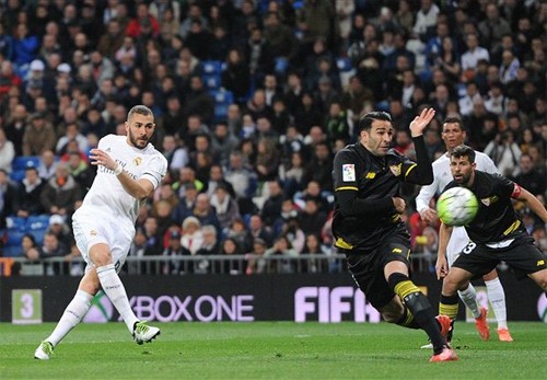 Benzema dứt điểm quyết đoán mở tỷ số cho Real. Ảnh: Reuters