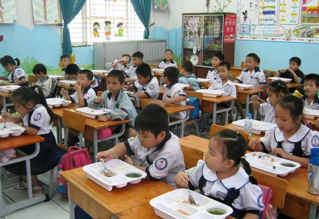 Nhiều trường học ở TPHCM phải tổ chức bữa ăn bán trú cho học sinh ngay trong lớp học.